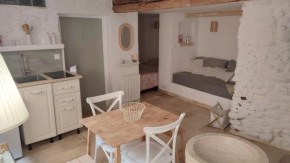 Studio climatisé au calme au coeur du village médiéval avec rue piétonne
